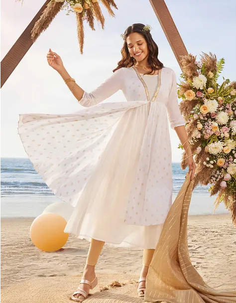 فستان أبيض واسع